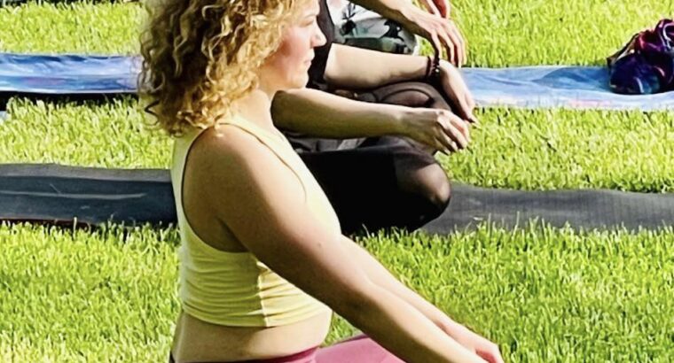 Мене звати Надія Янкова. Я інструкторка Української Федерації Йоги