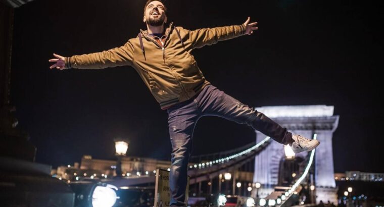 Мене звати Олександр, я фотограф з України