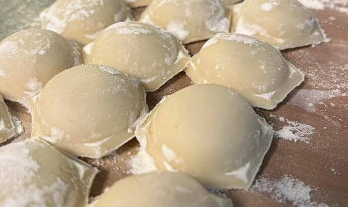 Смачні домашні пельмені, вареники, голубці