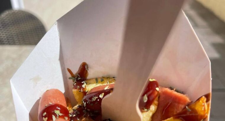 Кожен відвідувач Caférico може брати з полички та читати українські книжки