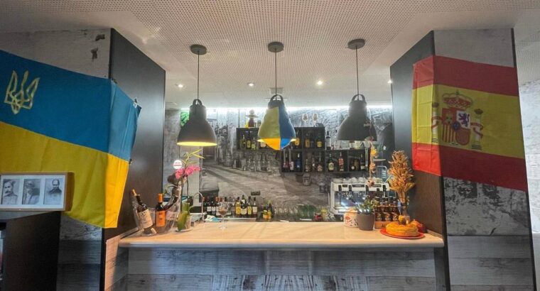 Кожен відвідувач Caférico може брати з полички та читати українські книжки