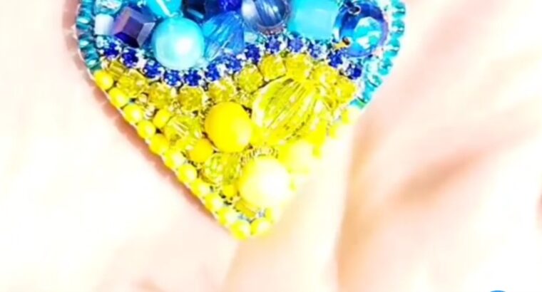 Брошки ручної роботи.