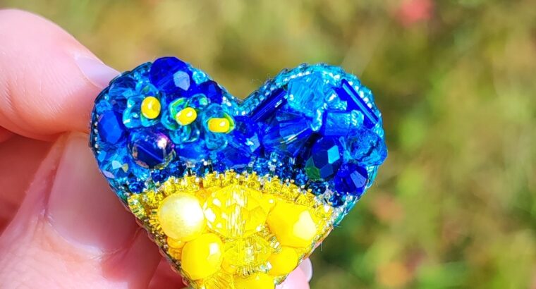 Брошки ручної роботи.