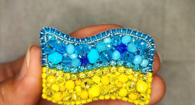 Брошки ручної роботи.