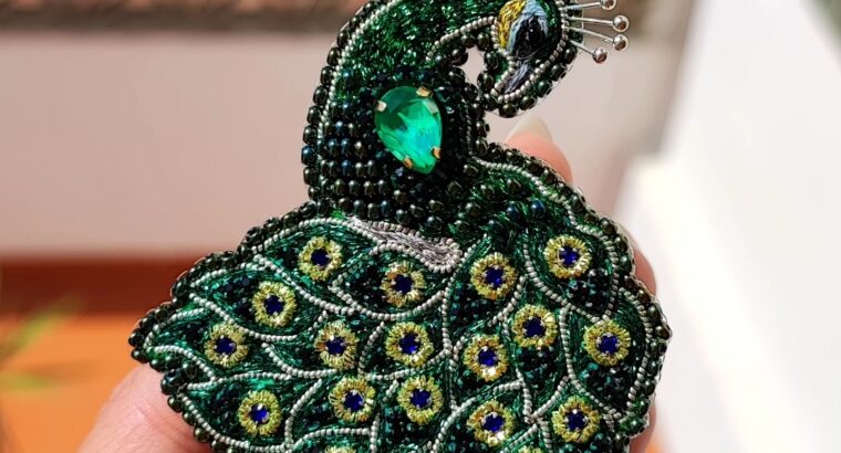 Брошки ручної роботи.