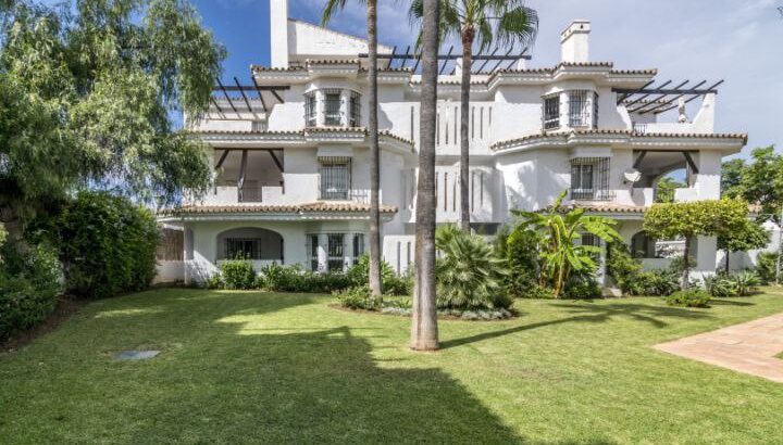 Оренда на рік. Нова Андалусія. 2 спальні, 2 санвузли, двір із басейном.