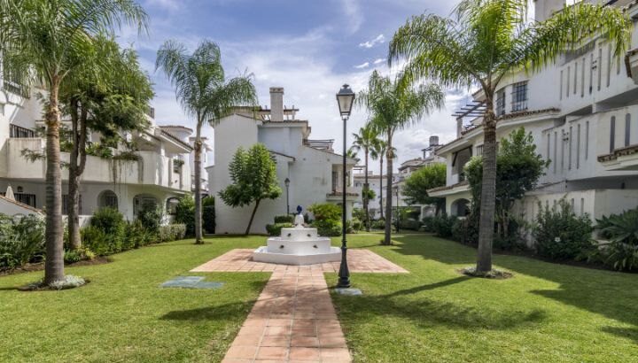 Оренда на рік. Нова Андалусія. 2 спальні, 2 санвузли, двір із басейном.