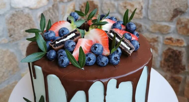 Я Оксана і я роблю на замовлення смачні і красиві тортики, капкейки, чизкейки…