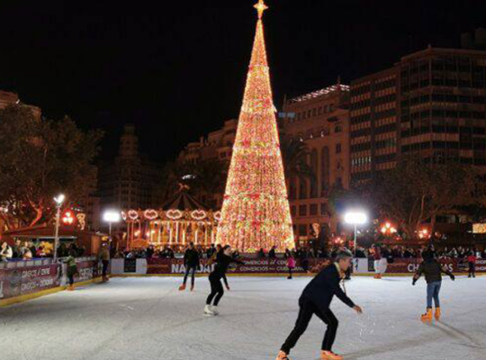 🎠⛸🚂 Ковзанка, карусель і різдвяний потяг повертаються на plaza del Ayuntamiento у Валенсії