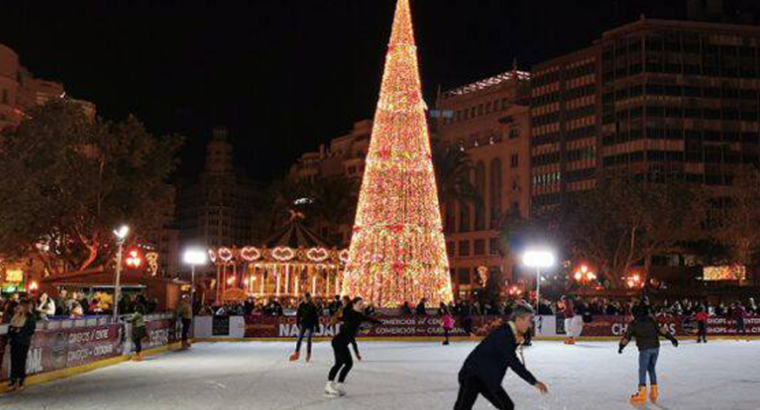 🎠⛸🚂 Ковзанка, карусель і різдвяний потяг повертаються на plaza del Ayuntamiento у Валенсії