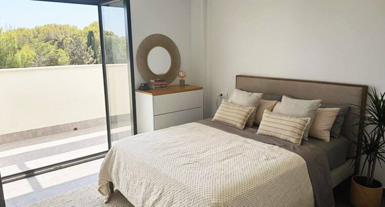 Здається в оренду кімната у двоповерховому будинку.