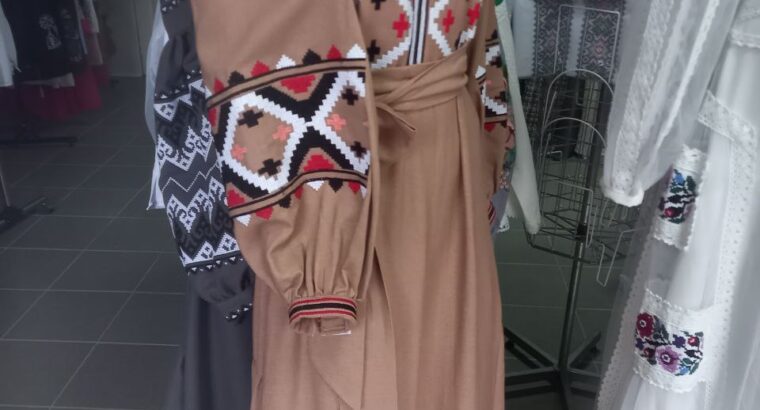 Я виробник вишиванок в Україні( 15 років). Зараз проживаю в Торревєсі.