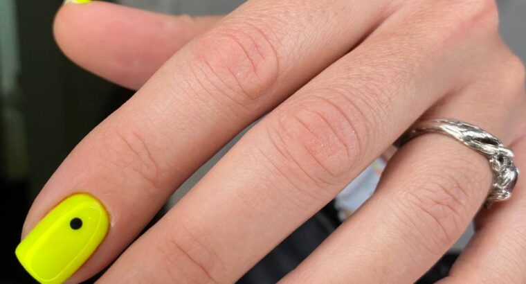 Дівчатка, пропоную вам якісний манікюр в салоні АУРА в Валенсії за супер-цінами.