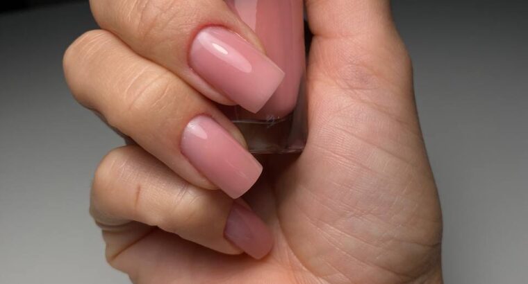 Дівчатка, пропоную вам якісний манікюр в салоні АУРА в Валенсії за супер-цінами.