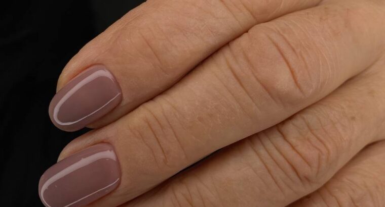 Дівчатка, пропоную вам якісний манікюр в салоні АУРА в Валенсії за супер-цінами.