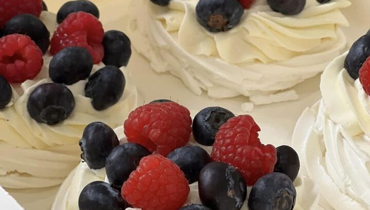 Всім привіт ❤️ Скоро День Святого Валентина)) у продажу різні тематичні тортики та тістечка. З доставкою