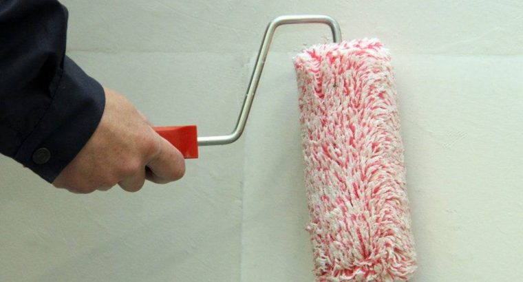 Барселона. В строительную бригаду требуется опытный штукатур-маляр.