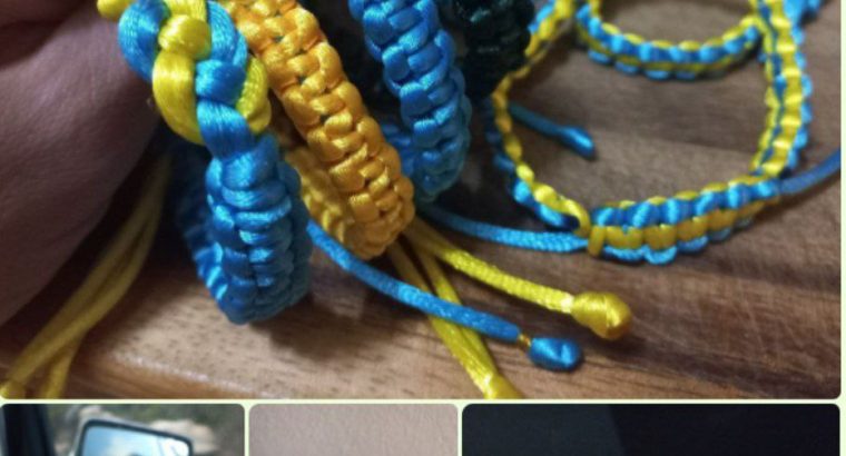 Донька (11 років) плете браслетики. Дуже хоче трохи назбирати на телефон