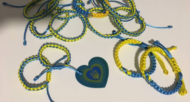 Меня зовут Розина. Делаю браслеты в честь Украины. Есть разные модели и размеры.