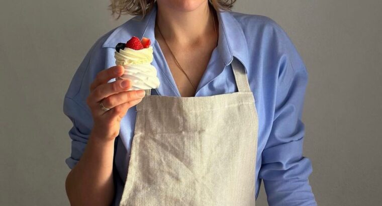 Я Ірина – кондитер, приготую смачний торт на Ваше свято або навчу Вас готувати на своїх онлайн курсах.