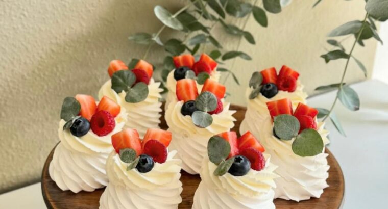 Я Ірина – кондитер, приготую смачний торт на Ваше свято або навчу Вас готувати на своїх онлайн курсах.