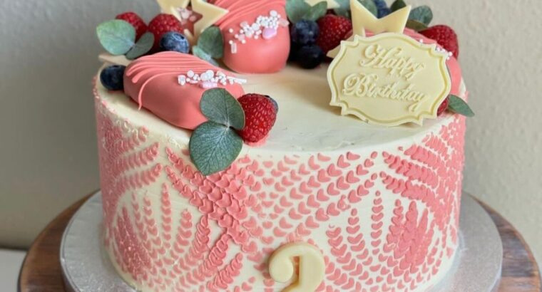 Я Ірина – кондитер, приготую смачний торт на Ваше свято або навчу Вас готувати на своїх онлайн курсах.