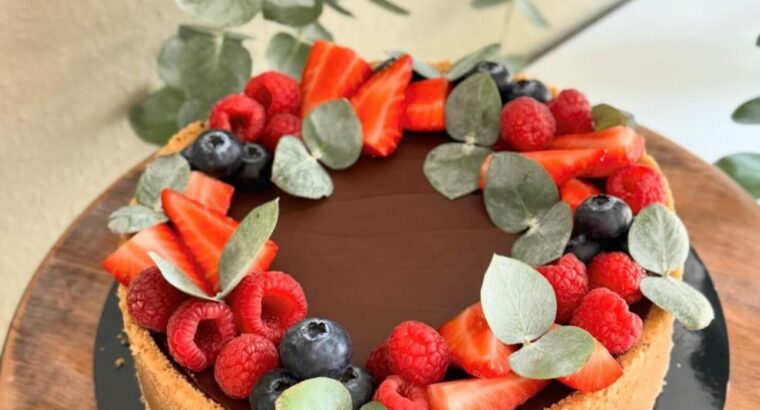 Я Ірина – кондитер, приготую смачний торт на Ваше свято або навчу Вас готувати на своїх онлайн курсах.