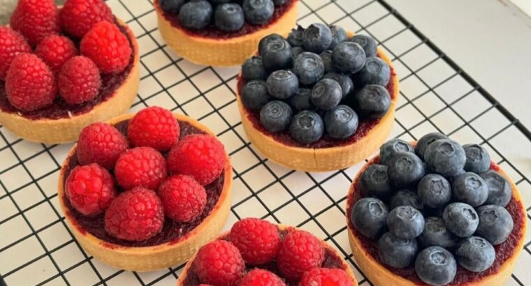 Я Ірина – кондитер, приготую смачний торт на Ваше свято або навчу Вас готувати на своїх онлайн курсах.