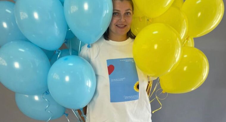 Це Таня, з Полтави Яка дує повітряні кульки вже 10 років