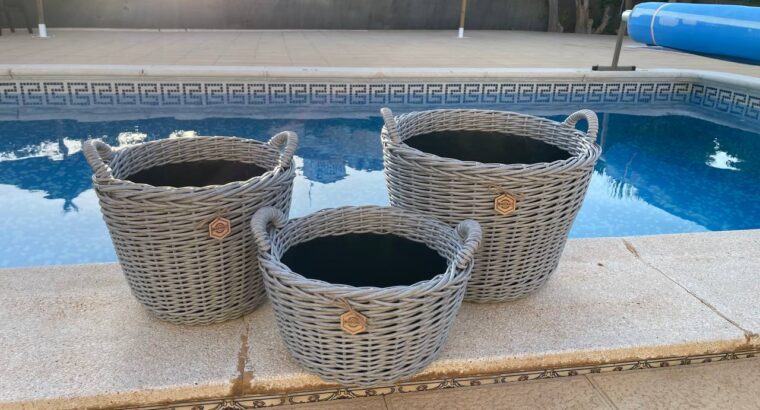 Меня зовут Анна. Я плету кашпо из ротанга.