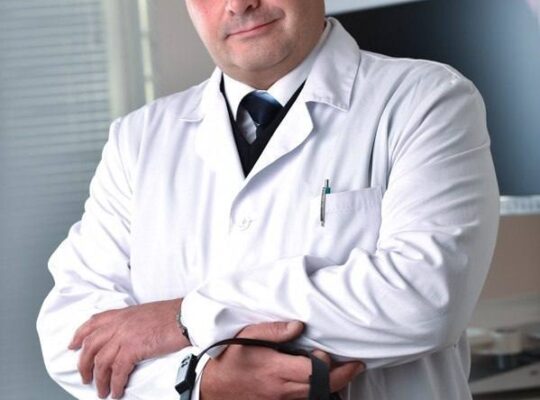 Меня зовут Дмитрий Ильич Безбах. Я квалифицированный ЛОР-хирург высшей категории с 30-летним опытом