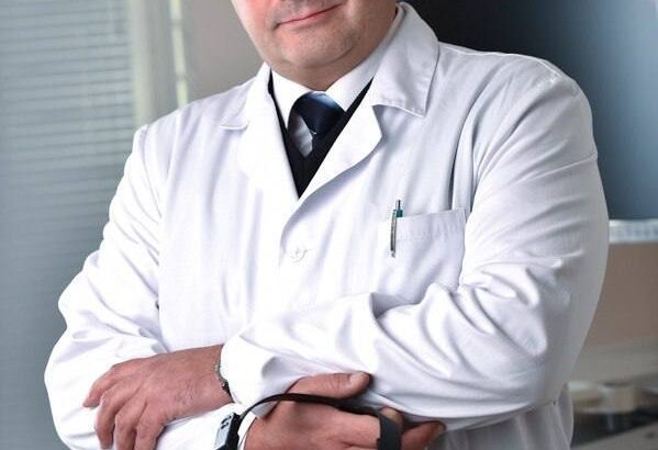 Меня зовут Дмитрий Ильич Безбах. Я квалифицированный ЛОР-хирург высшей категории с 30-летним опытом