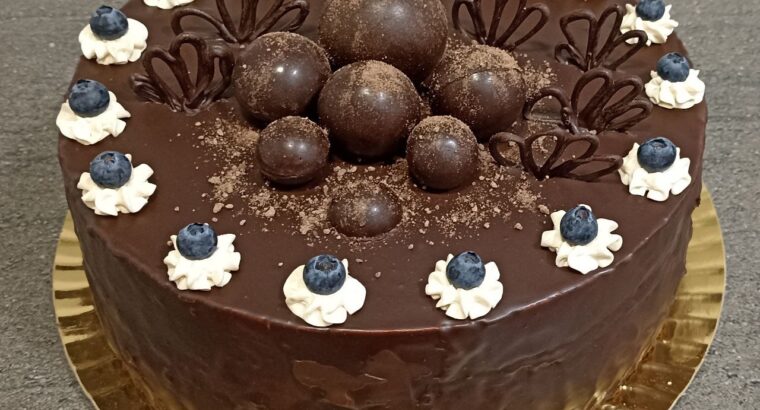 Добрий день! Робимо домашні торти на замовлення, дуже ніжні і смачні...