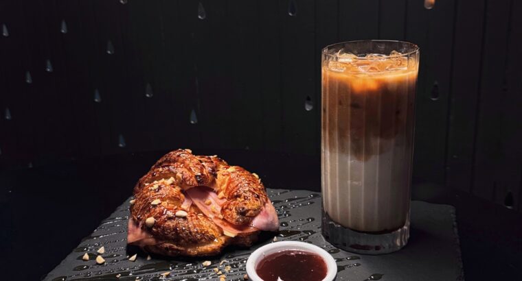 WOLNA: karaoke, coffee & cocktails space